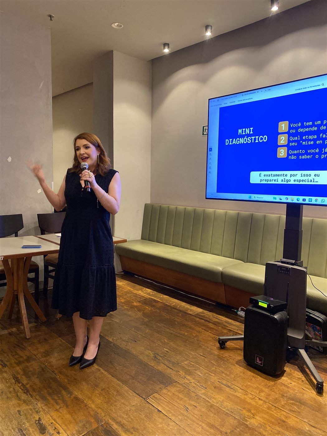 Silvia Miranda gesticulando durante palestra no Clube Dellas