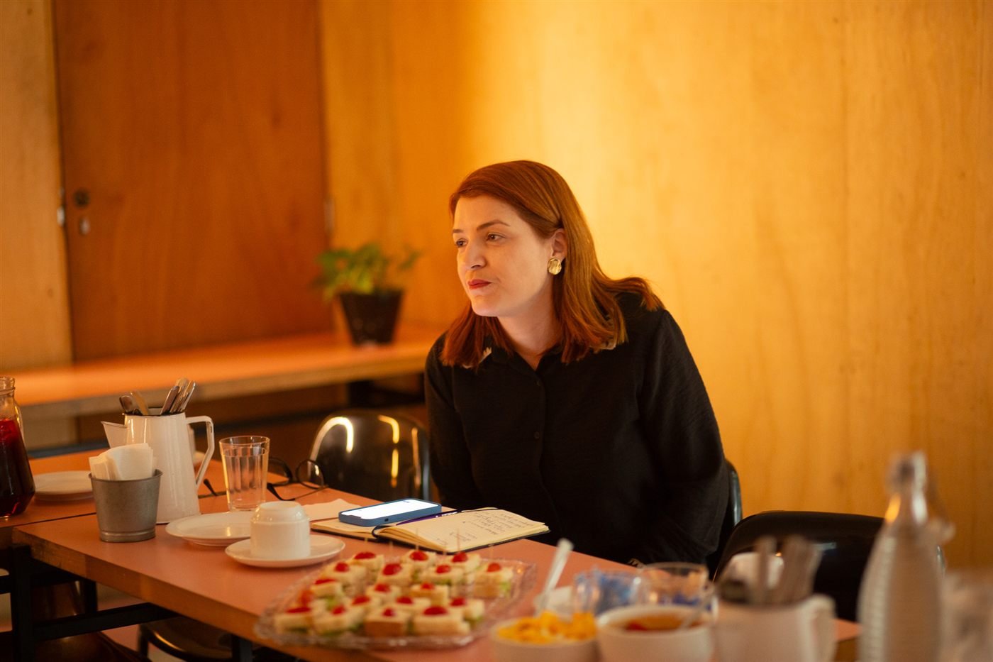 Silvia Miranda em reunião de negócios no Café com Impacto, Casa Baanko